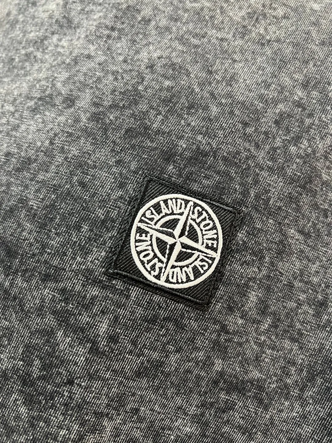 P190 STONE ISLAND Heavy industry washed 2025fw autumn and winter long-sleeved T-shirt YB embroidered small label LOGO 320g double yarn pure cotton washed and decolorized, imported machine embroidered small label embroidered letters are clean and neat, supports NFC scanning code to enter GW, YB ready-to-wear fabric collar hemming, shoulder bone and tight thread It will not deform after being worn for a long time. It has been washed with high temperature water for 4 times. The non-fading and anti-shrinking fabric is softer. The upper body has a great drape. It is comfortable and stretchable. It is a must-have item for autumn and winter outerwear wardrobes. It is the same style for men and women! Color: black, size: XS-L (maximum L can wear 210 pounds)
